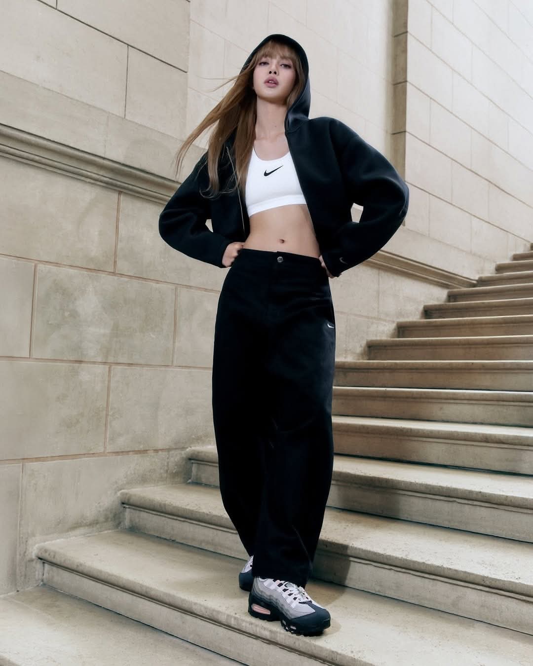 mat-nua-von-hoa-nike-dat-cuoc-vao-lisa-nuoc-co-chien-luoc-nhieu-tang-lisa-nike-pink-foam.jpg