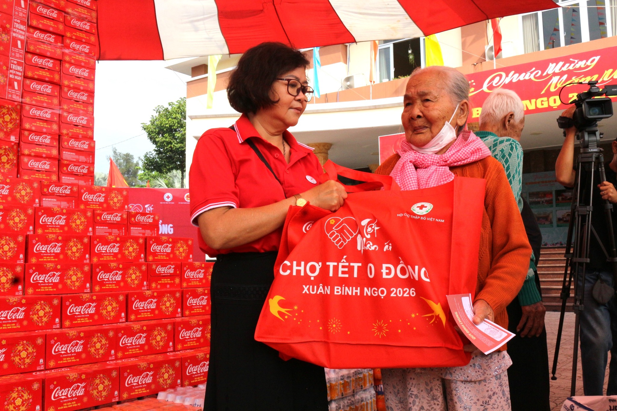 khong-chi-la-mot-mua-tet-du-day-csr-binh-ngo-2026-va-cau-chuyen-tac-dong-ben-vung-coca-cola.jpg