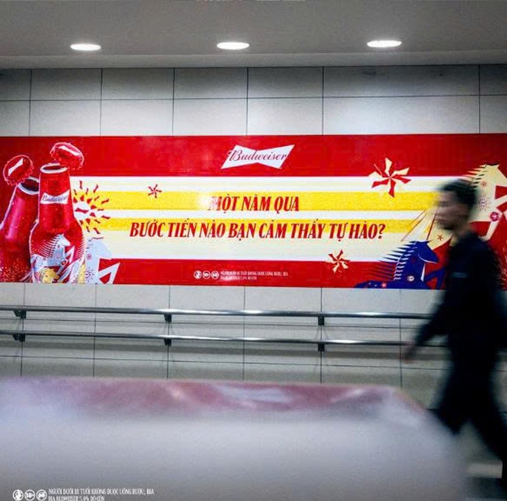Unique-OOH-chien-dich-Bat-nap-Tet-do-mung-moi-buoc-tien-cua-Budweiser-6.jpg