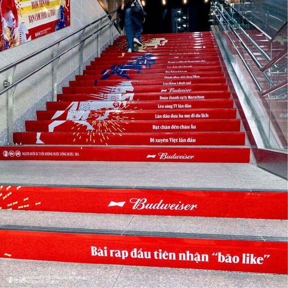 Unique-OOH-chien-dich-Bat-nap-Tet-do-mung-moi-buoc-tien-cua-Budweiser-3.jpg