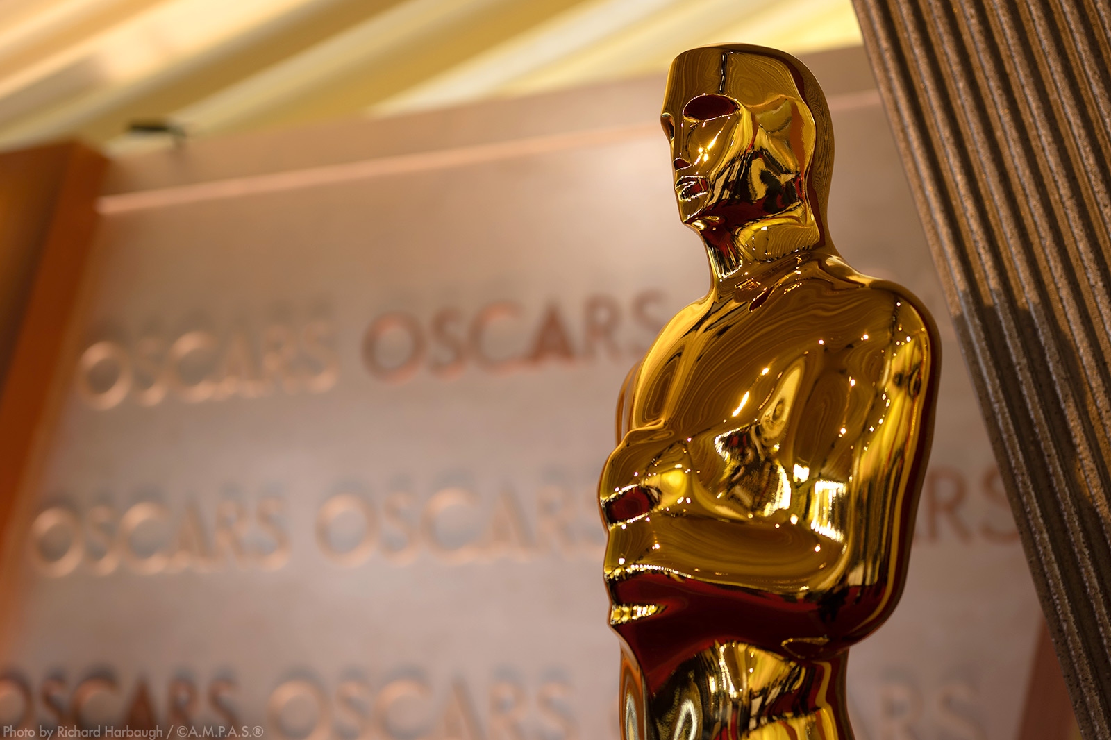 oscars2025-statuette-redcarpet.jpg
