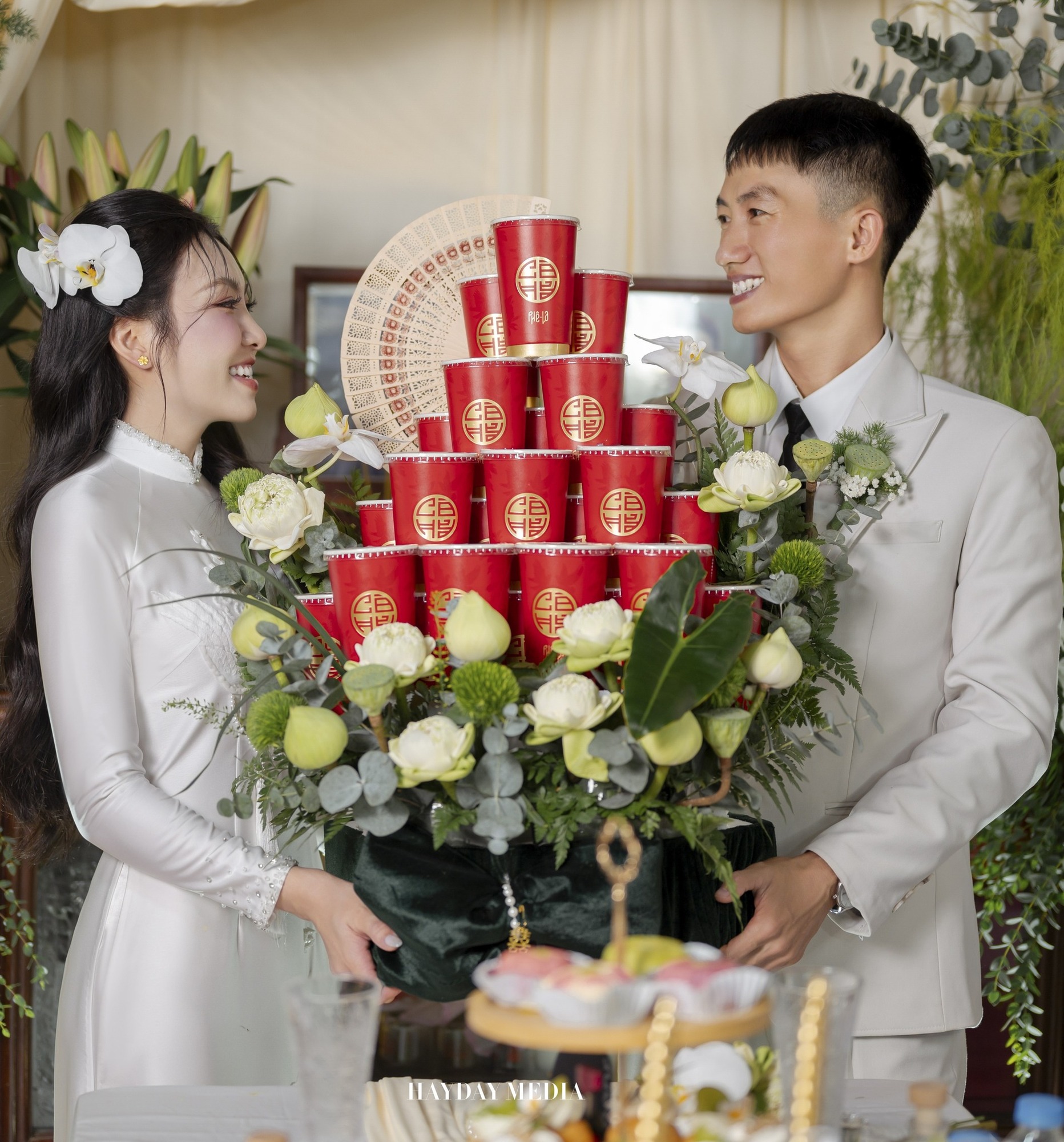 chiec-ly-giay-dang-thay-doi-cuoc-choi-fb-nhu-the-nao-khi-bao-bi-tro-thanh-mot-dang-media-khong-the-bo-qua-advn-advertising-vietnam-phe-la-trau-khong-2 (1).jpg