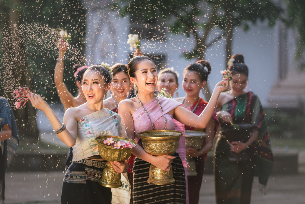 loewe-x-songkran-2026-va-bai-toan-dia-phuong-hoa-thuong-hieu-luxury-tai-dong-nam-a-advn-songkran-2026.jpg