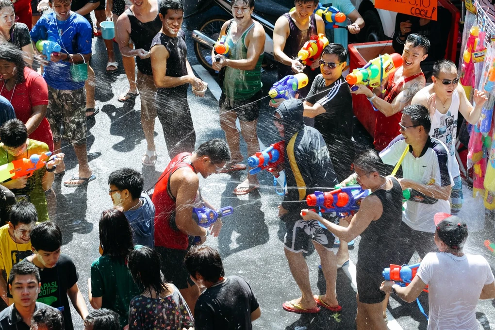 loewe-x-songkran-2026-va-bai-toan-dia-phuong-hoa-thuong-hieu-luxury-tai-dong-nam-a-advn-songkran-2026-2.png
