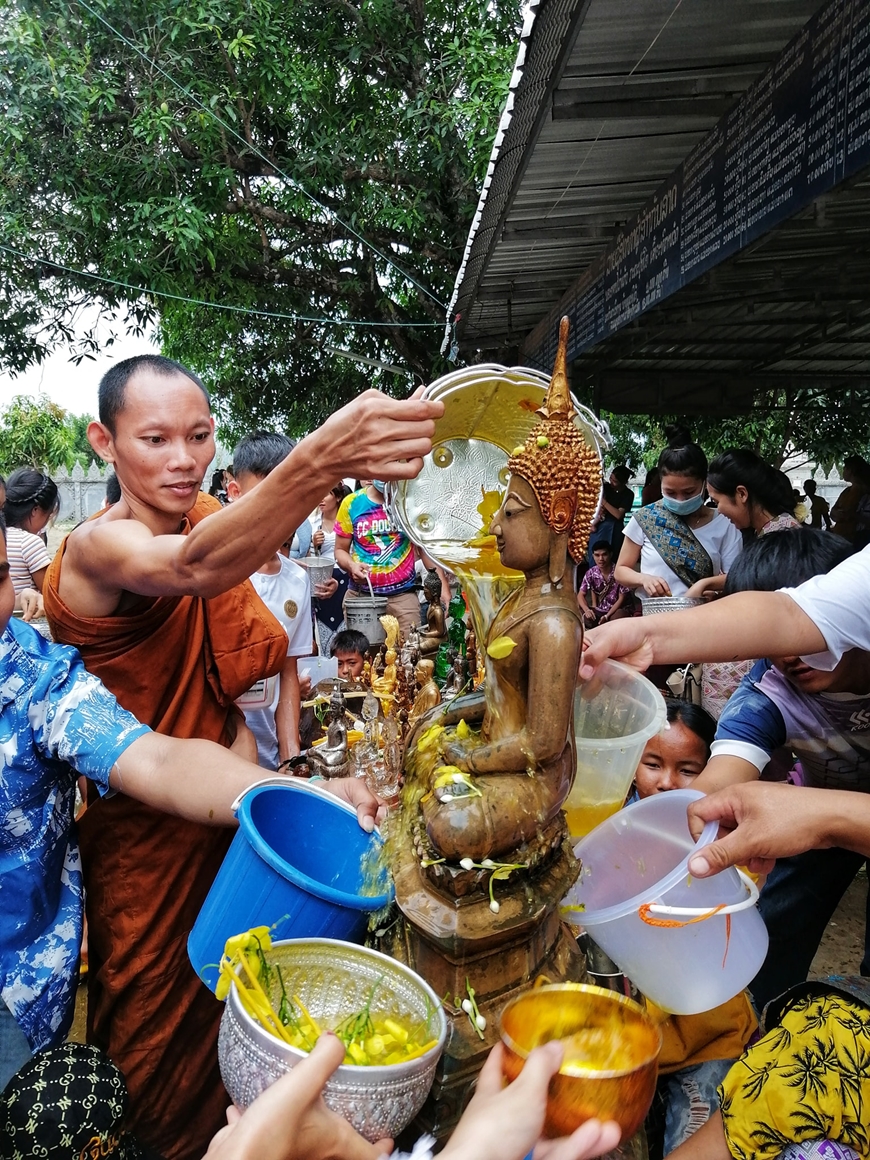 loewe-x-songkran-2026-va-bai-toan-dia-phuong-hoa-thuong-hieu-luxury-tai-dong-nam-a-advn-dok-khoon.jpg