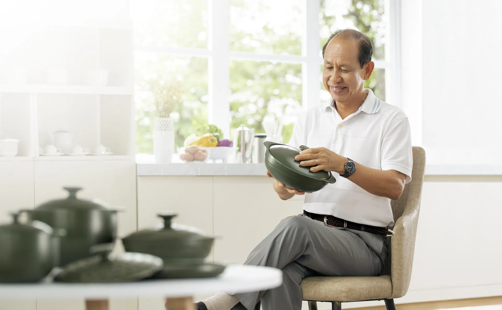 doanh-nhan-ly-ngoc-minh-voi-san-pham-cua-doanh-nghiep-anh-hoang-anh.webp