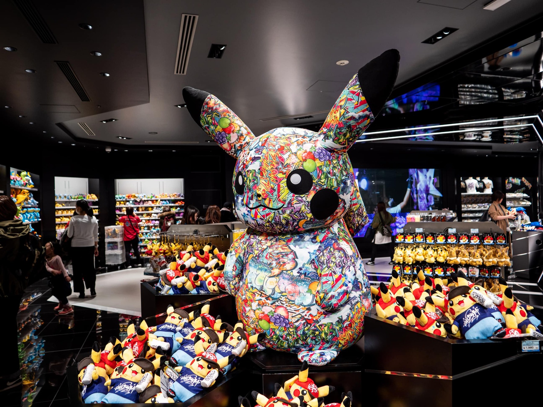 Graffiti-Pikachu-Shibuya-Pokemon-Center (1).jpg