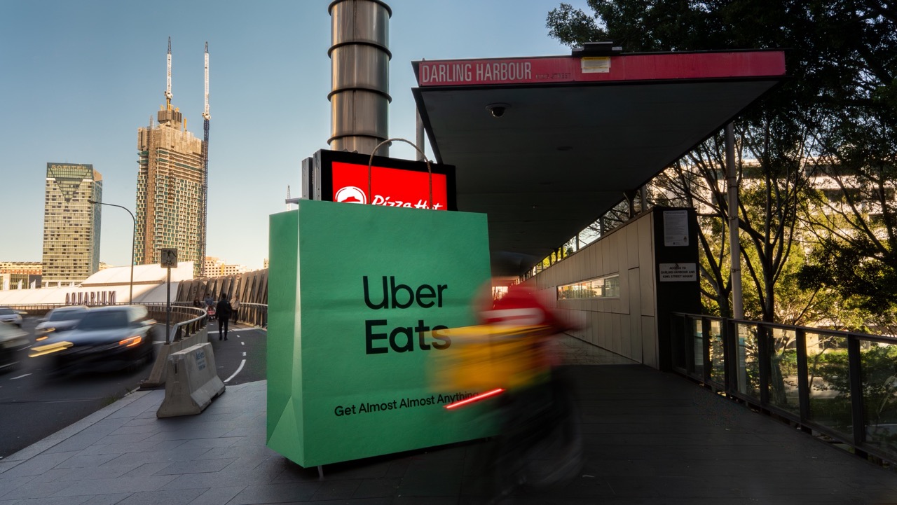 uber-eats-pizza-hut.UoQrqY9m lớn.jpeg
