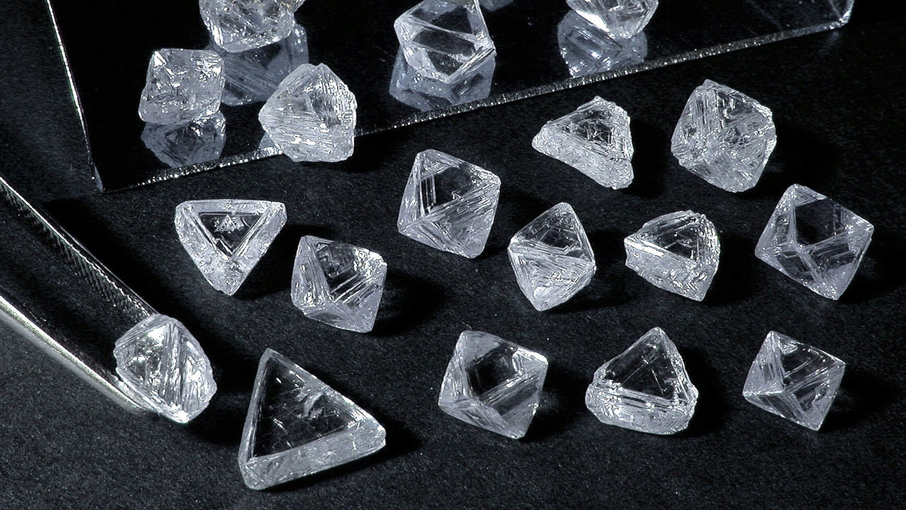 kim-cuong-tho-cua-de-beers-raw-uncut-diamonds.jpg