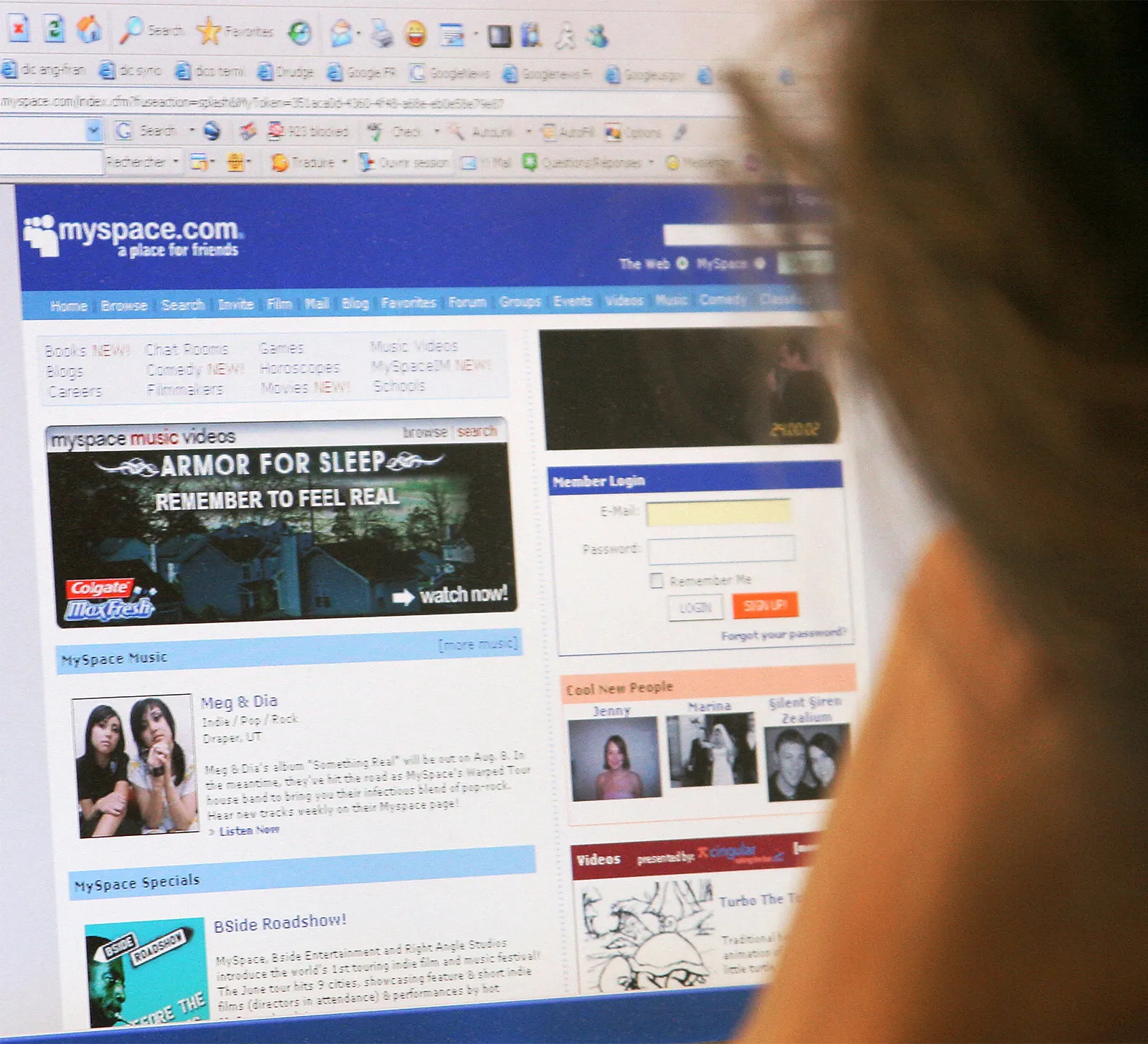woman-looks-at-myspace-website-in-washington-june-24-2006.png