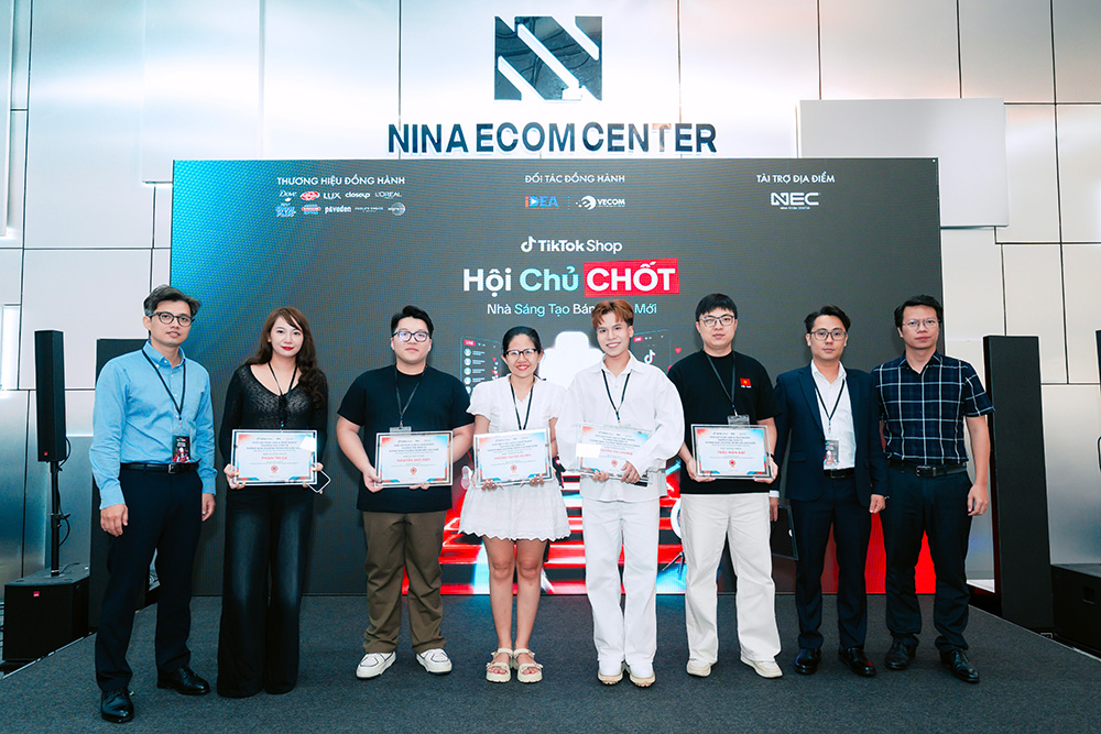 Trao giấy chứng nhận hoàn thành nội dung đào tạo cho các nhà sáng tạo.jpg