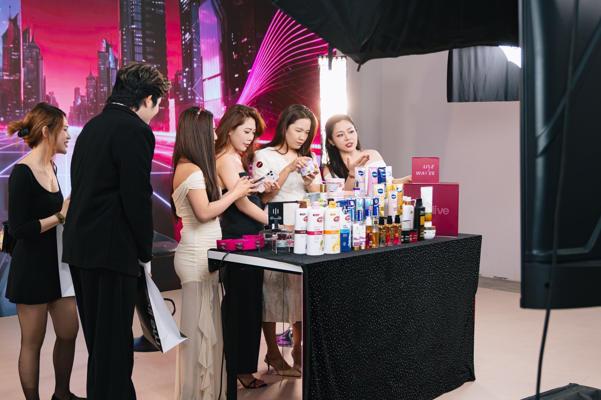 Khách_mời_trải_nghiệm_livestream_resized.jpg