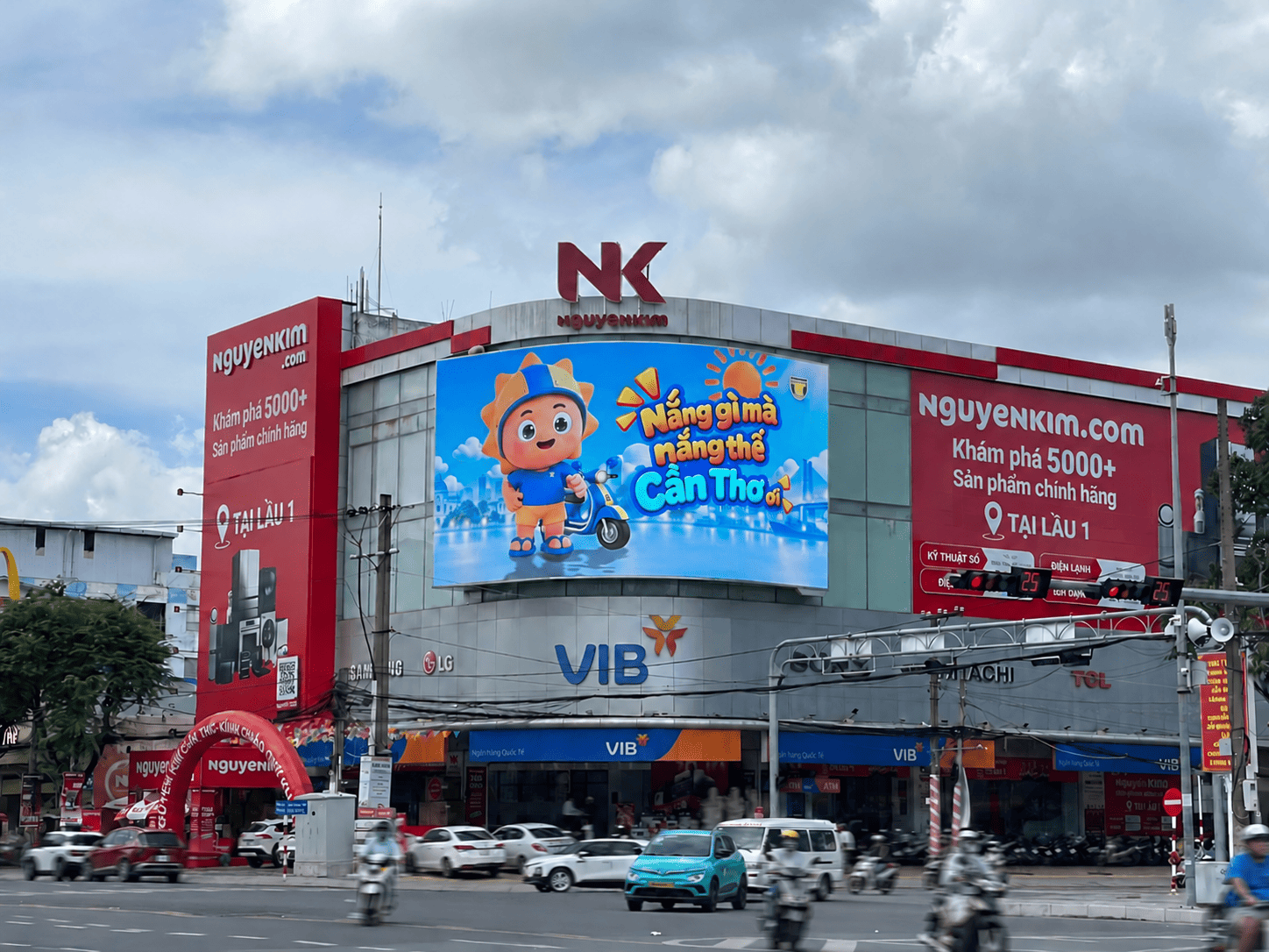 Nguyễn Kim Cần Thơ giữa phố nhộn nhịp (1).png