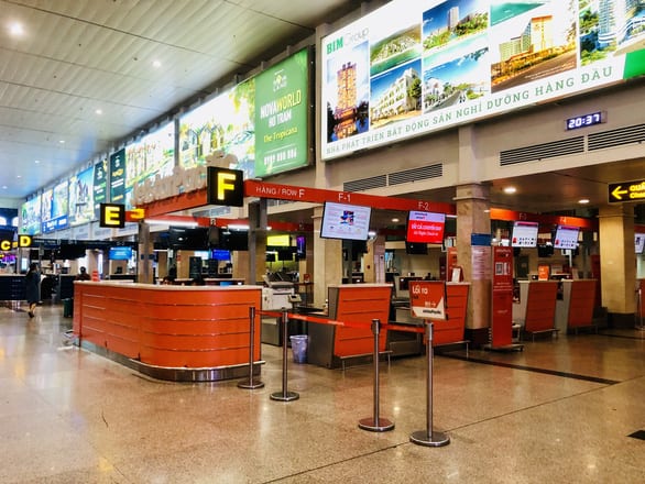 Quầy check-in của Jetstar Pacific tại Tân Sơn Nhất vắng vẻ 