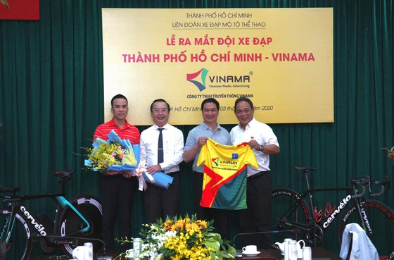 Chiếc áo mới của đội xe đạp TPHCM Vinama. Ảnh: HOÀNG HÙNG