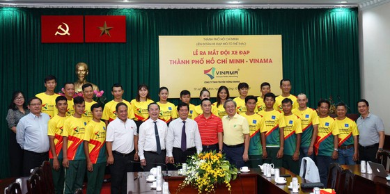 Tập thể đội xe đạp TPHCM Vinama chụp ảnh lưu niệm với các lãnh đạo. Ảnh: HOÀNG HÙNG